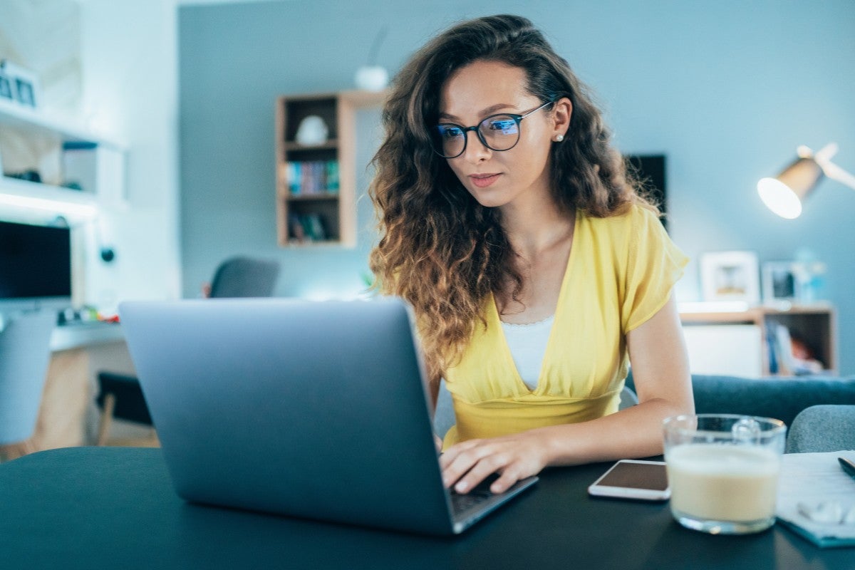 Empresária utilizando contabilidade online em seu notebook no home office