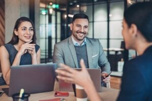 Empresários reunidos com escritório de contabilidade, discutindo soluções estratégicas para gestão financeira