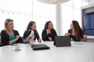 Gestores analisando estratégias de planejamento tributário para reduzir impostos legalmente
