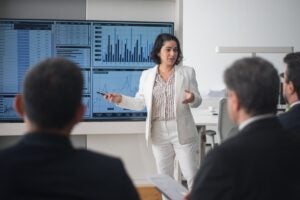 Consultores de RH apresentando diagnóstico e plano de ação para gestão de pessoas em uma empresa