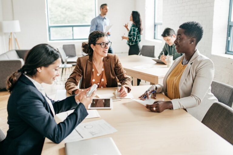 Especialistas analisando planejamento tributário, compliance fiscal e gestão tributária em ambiente corporativo