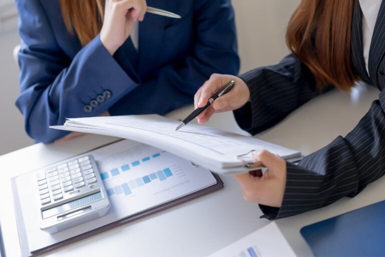 Profissionais analisando controles internos e conformidade fiscal em ambiente corporativo