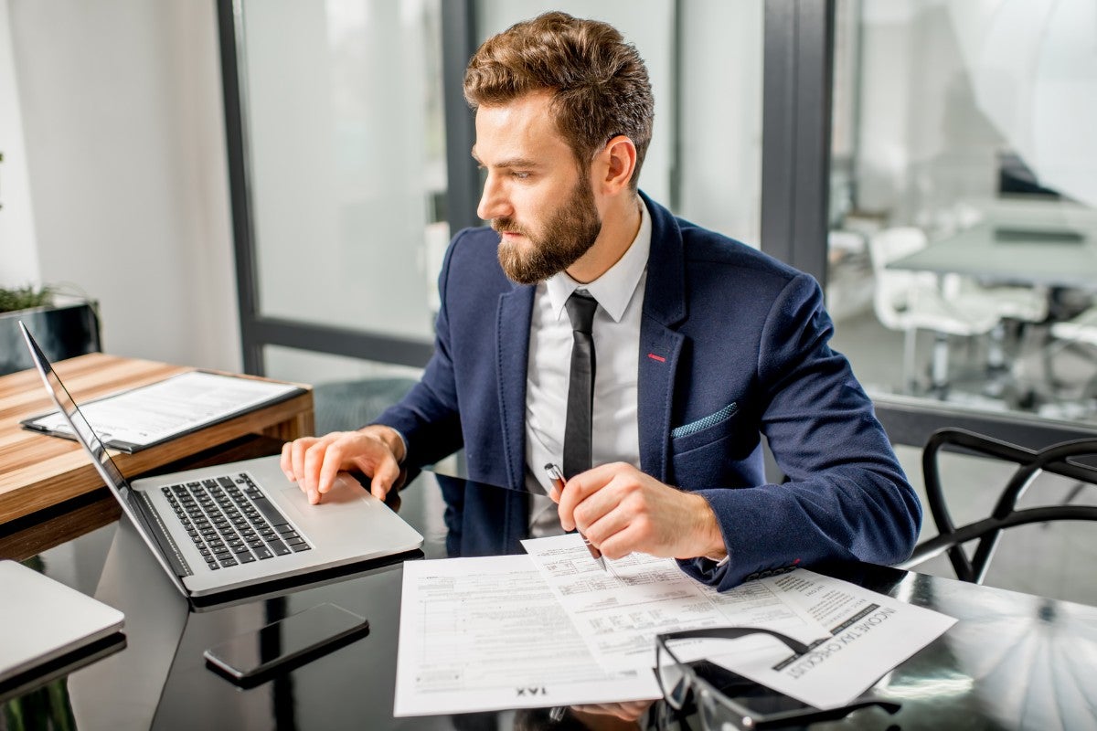Consultor tributário analisando indicadores fiscais e planejamento tributário empresarial