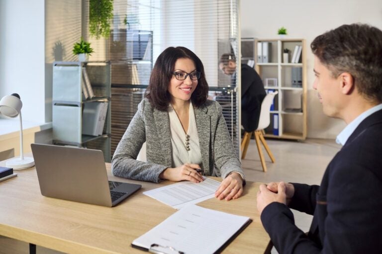 Empresários avaliando consultoria e assessoria empresarial durante reunião estratégica