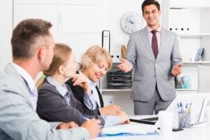 Família empresária reunida discutindo estratégias de gestão e sucessão empresarial