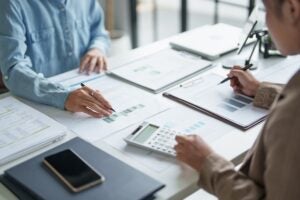 Profissionais analisando créditos tributários e oportunidades de recuperação fiscal para empresas