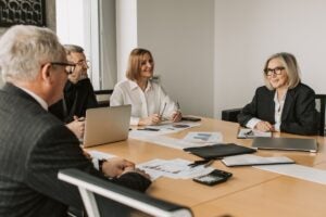 Gestores avaliando critérios para contratar uma consultoria de RH especializada em gestão de pessoas