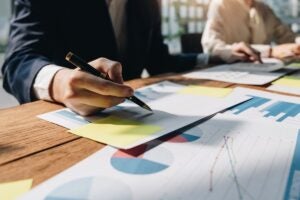 Executivos analisando documentos durante um processo de Due Diligence empresarial.