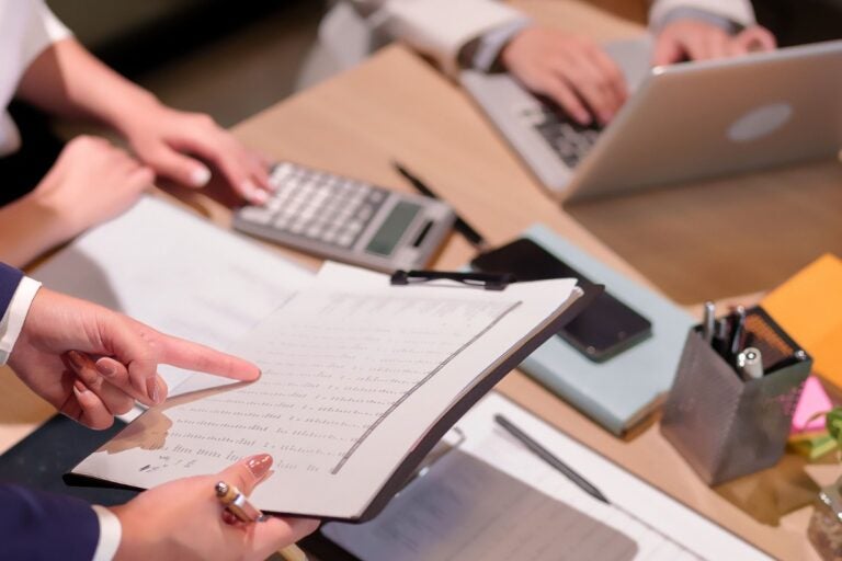 Empresa de auditoria realizando análise de demonstrações financeiras e controles internos para fortalecer a governança corporativa.