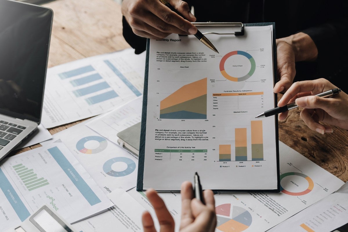 Executivos analisando indicadores financeiros durante um processo de valuation de empresas.
