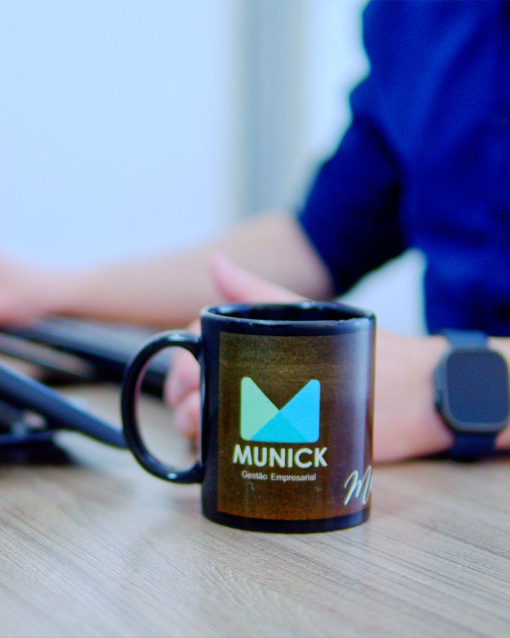 Especialista da Munick analisando relatórios contábeis e fiscais