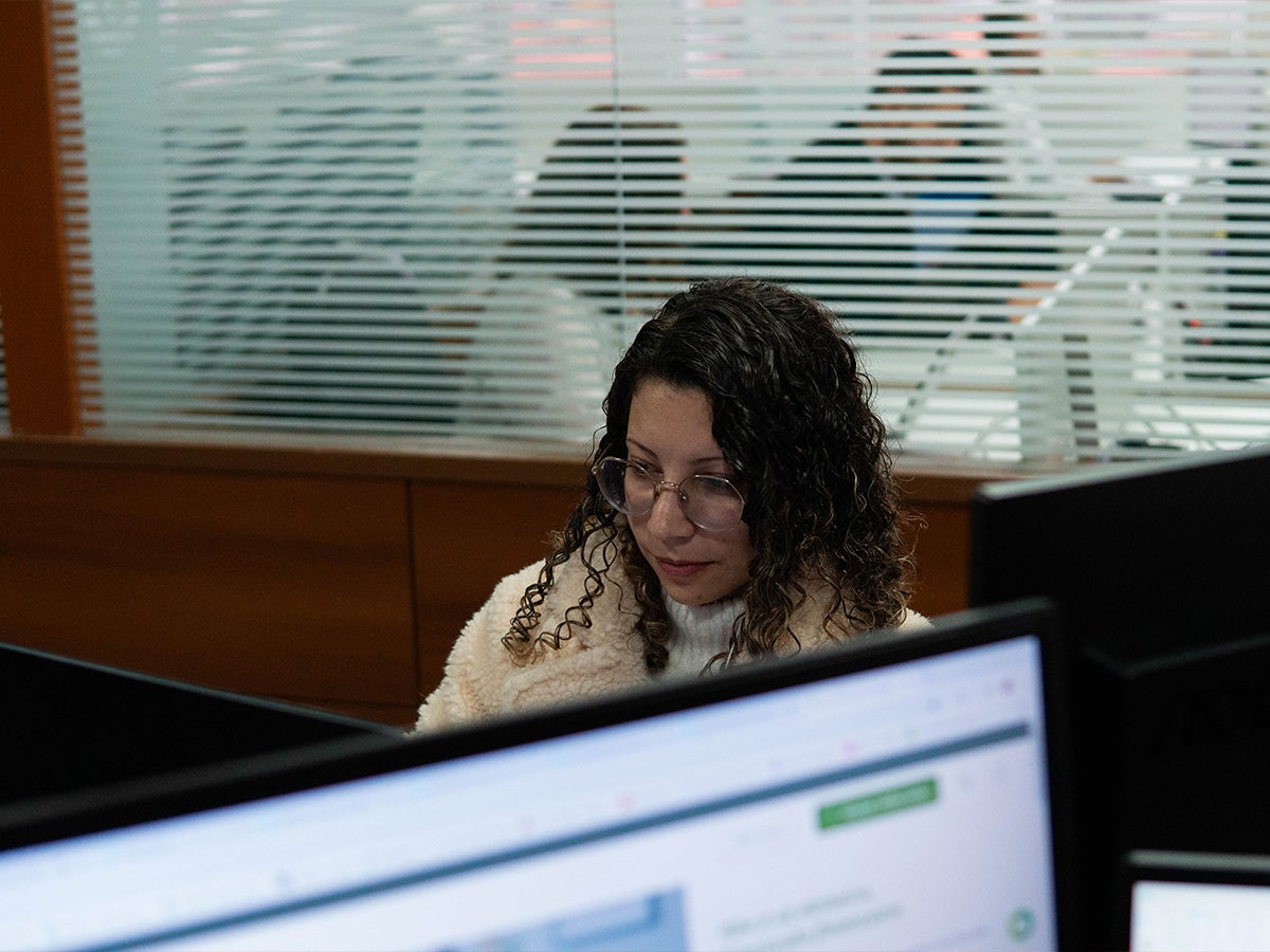 Relatórios gerenciais da contabilidade consultiva sendo usados em reunião de decisão estratégica