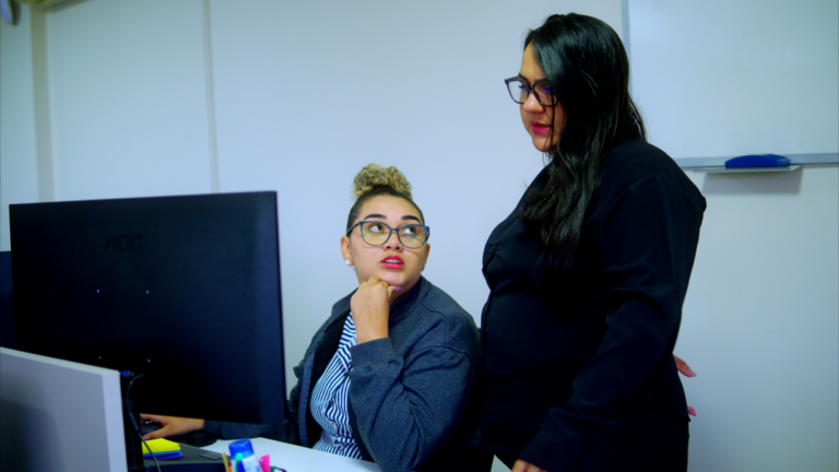 Gestores de empresa de médio porte em reunião de planejamento com a consultoria da Munick