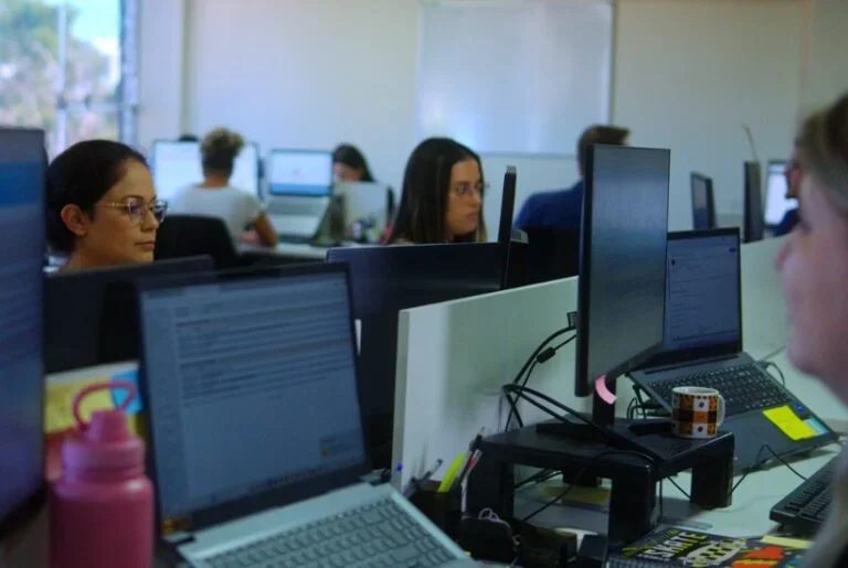 Consultores da Munick Soluções Empresariais em reunião estratégica com cliente em Curitiba