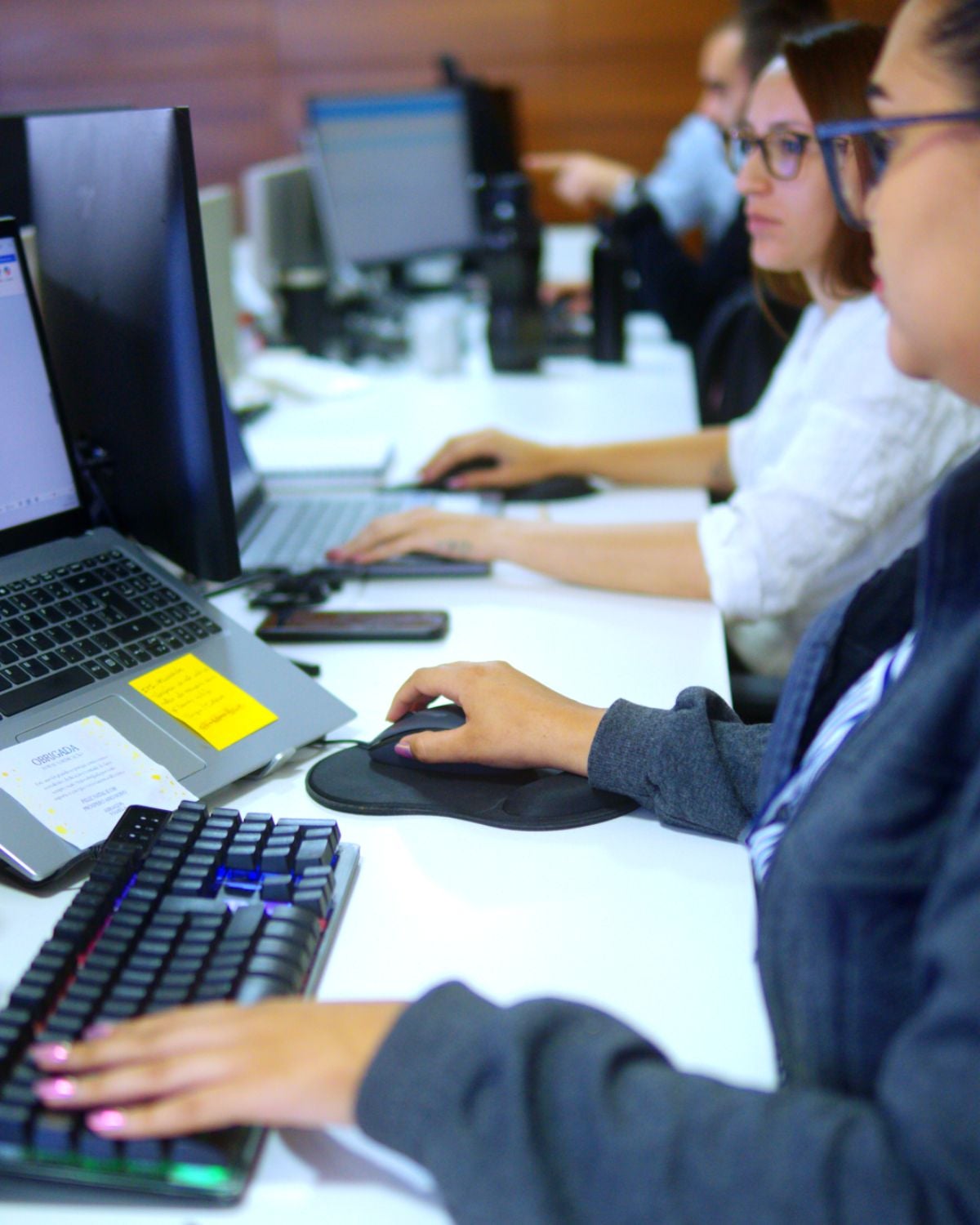 Gestor analisando o impacto da Reforma Tributária nos preços e margens da empresa